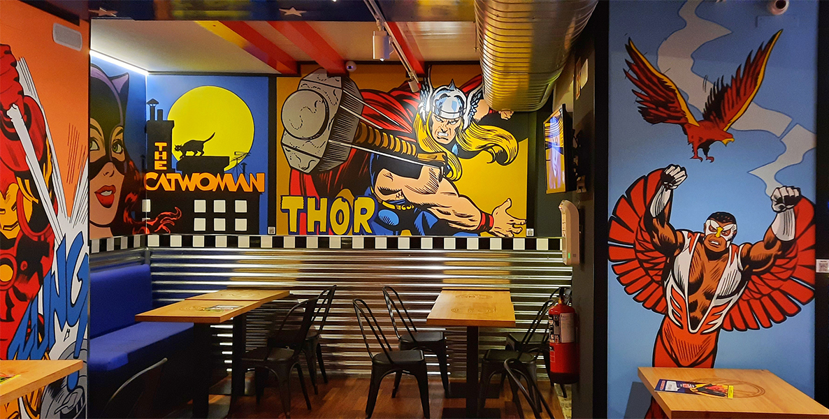 Mural decorativo de Comic Planet con Thor y el Halcón.