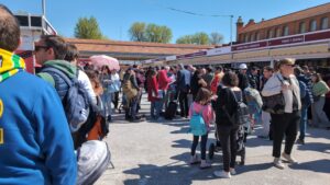 Personas haciendo cola en la Feria del Cómic de Madrid.